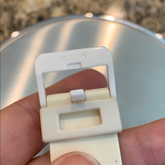 White plastic Nixon watch - Picture 4 of 4